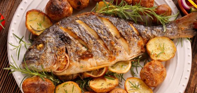 رحلة في عالم الأحلام: **تفسير رؤية السمك المشوي في المنام**