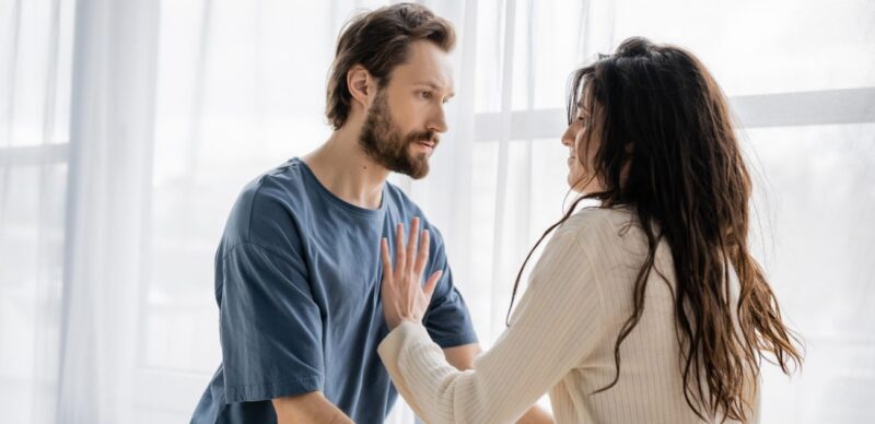 بناء علاقة متوازنة: دور التحرر الزوجي في سعادة الأسرة واستقرارها