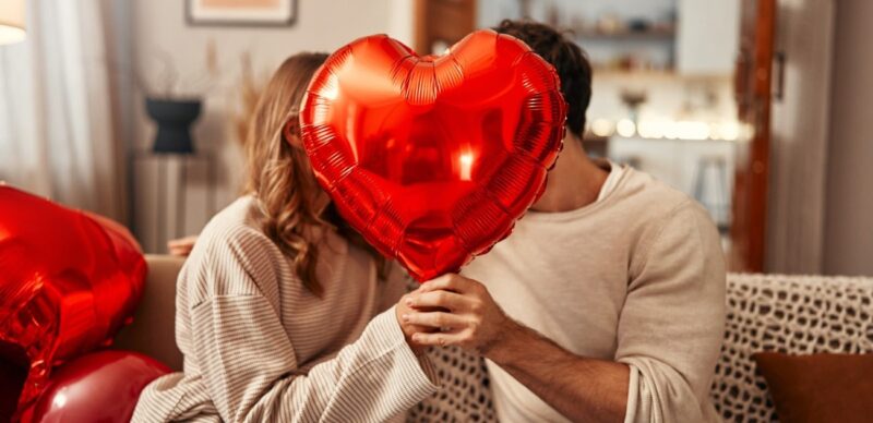 قبلة واحدة تكفي: فهم كيمياء القبلة وأثرها الدائم على الرجل