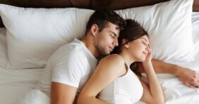 الولادة القيصرية والعلاقة الحميمة: رحلة تعافٍ ودعم للشريكين