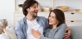 بناء علاقة متينة: كيف تساهم جاذبية المرأة قصيرة القامة في السعادة