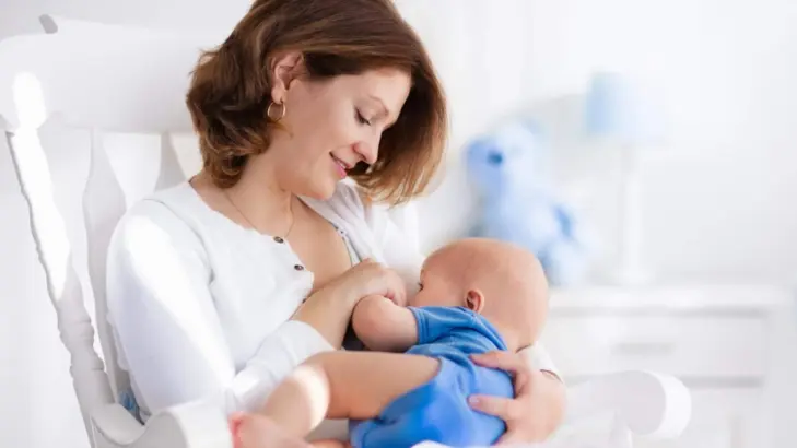 الرضاعة الطبيعية: قوة الطبيعة في دعم مناعة الطفل والأم معًا