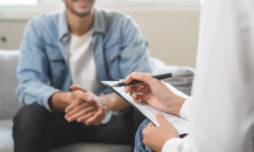 مخاطر دوالي الخصية غير المعالجة على الخصوبة والهرمونات الذكرية