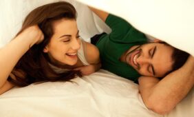 الانسجام الزوجي: علامات استمتاع الزوج في العلاقة الحميمة