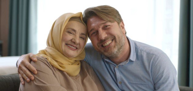 بين الشوق والحقيقة: تفسير رؤية الأم المتوفية في المنام وما تخفيه