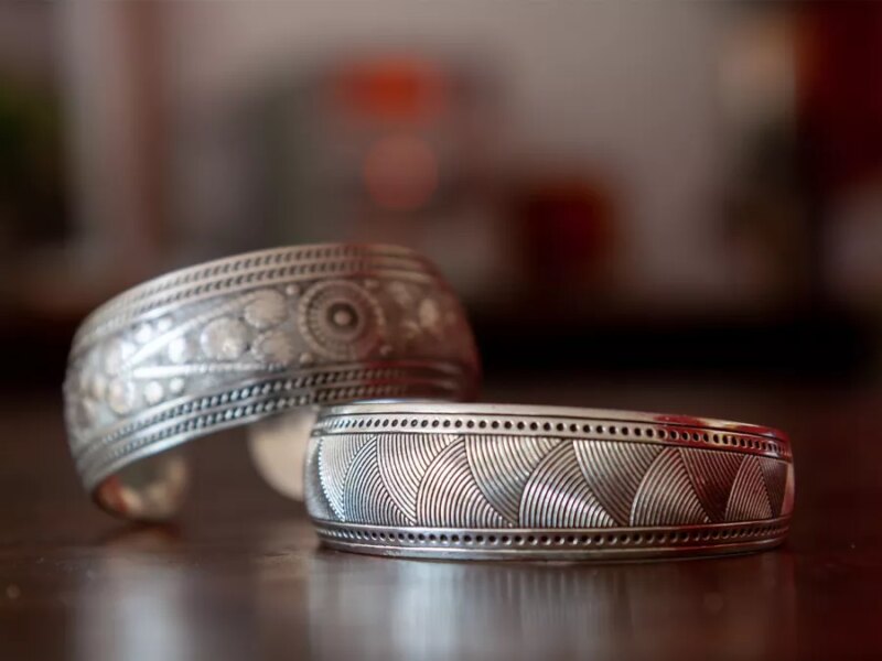 تفسير رؤية الفضة في المنام: دليل كامل لفهم رسائل أحلامك