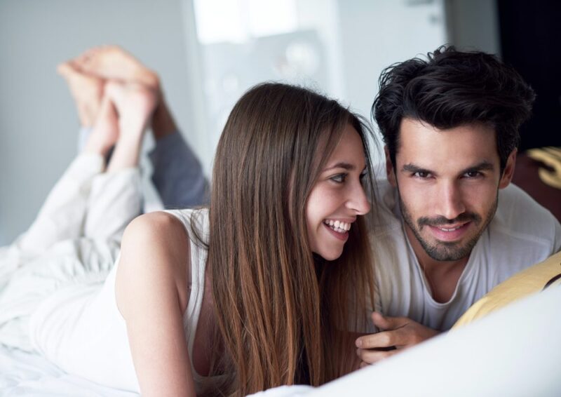 فك شيفرة سلوك الرجل قبل وبعد العلاقة الحميمة: نصائح للزوجين