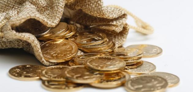 دليل شامل لـ تفسير رؤية الذهب في المنام ودلالات ألوانه وأشكاله