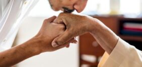 تفسير رؤية الميت في المنام: حلم تقبيل اليد أو العناق المألوف