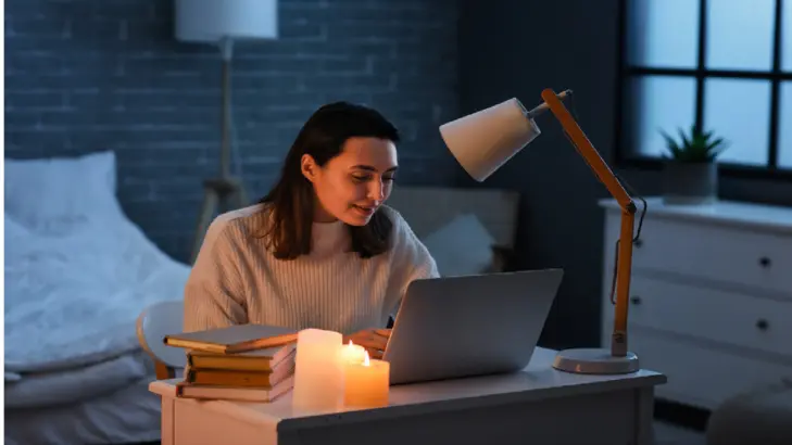 تحسين إضاءة المكتب: استثمار في صحة الموظفين وكفاءة العمل