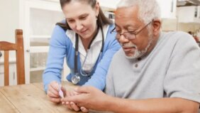 التعايش مع الأمراض المزمنة: خطة شاملة لتحسين صحتك وسعادتك