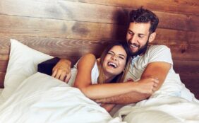 تعزيز السعادة الزوجية: بناء جسور المودة عبر الحميمية