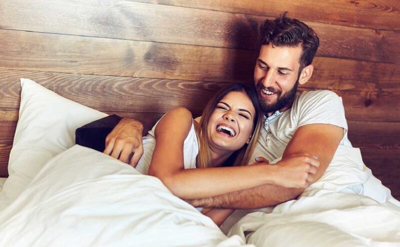 تعزيز السعادة الزوجية: بناء جسور المودة عبر الحميمية