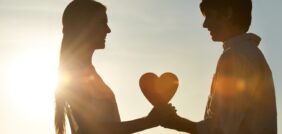 قوة التخاطر الروحي في الحب: دليل شامل للعشاق