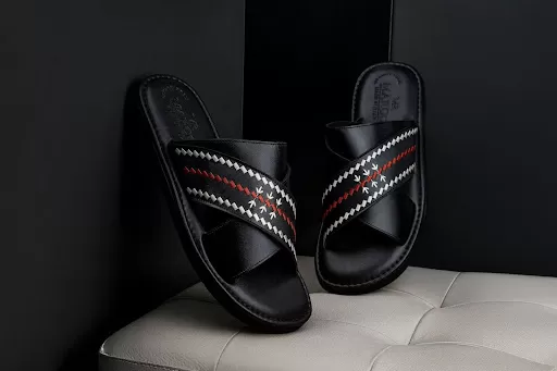 استمتع بالتجربة السعودية للأناقة واشتري حذاء شرقي من العراب