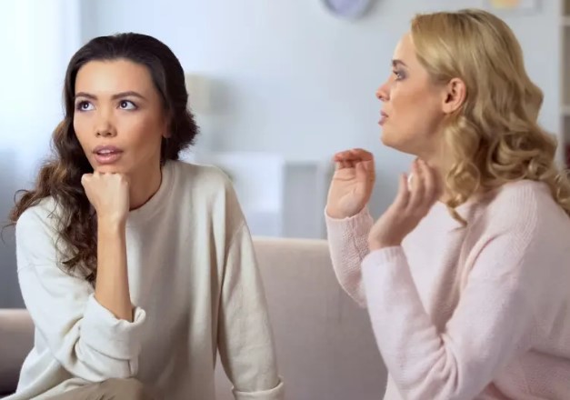 تجنبي الإرهاق العاطفي: التعامل الحكيم مع صداقة شقيقة الزوج السامة