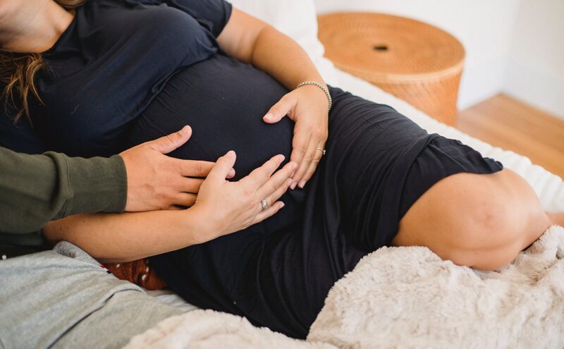 حمل آمن وحياة حميمة سعيدة: وضعيات الجماع للحامل المفضلة