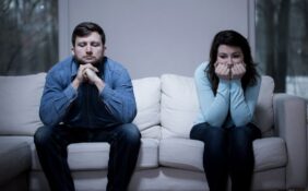 كسر حواجز الصمت: اكتشف أسباب عدم الاستمتاع الزوجي وحلولها