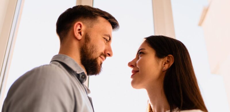 تحديق المرأة في عيون الرجل: مفتاح بناء الروابط العاطفية القوية