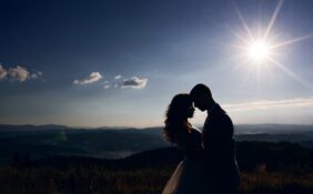 تجديد الشغف: دور العلاقة الحميمة في استدامة الحب الزوجي