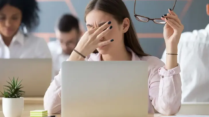 نصائح ذهبية لضمان صحة العين في العمل المكتبي