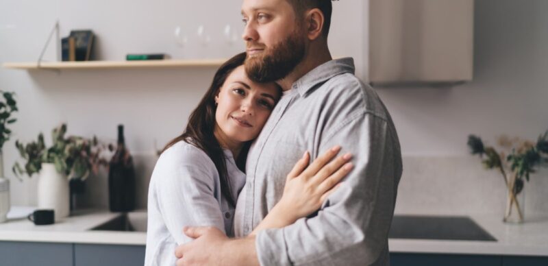 لماذا يجب على الزوج دعم زوجته أثناء الحيض؟ الأسباب والتأثير