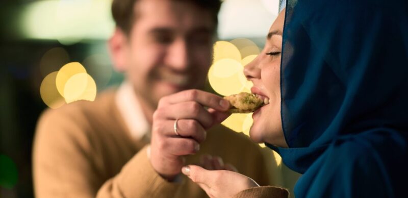 أسرار دعوة عشاء رومانسية للزوج: عبارات، أجواء، وأطباق شهية