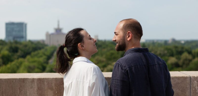 لغة العيون في علم النفس: أسرار التواصل غير اللفظي والتعابير