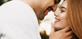 تجديد الشغف: دور القبلة في العلاقة الزوجية والحب المستمر
