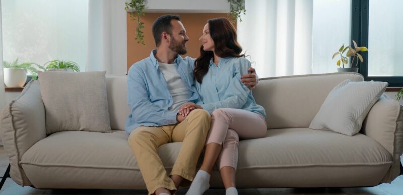 الكلمات التي تثير الرجل: من الهمسة الحانية إلى الشغف اللانهائي