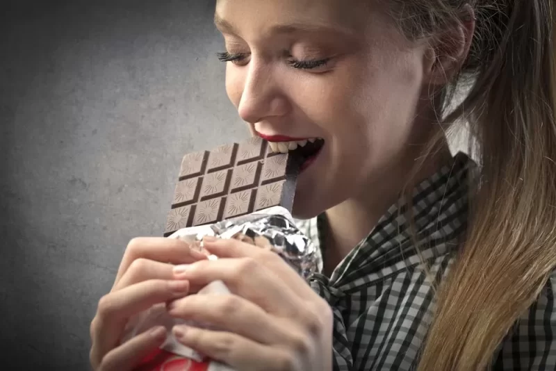 تعزيز الحياة العاطفية: دور الشوكولاتة في الصحة الجنسية