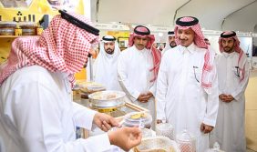 نحالون وتقنيات حديثة: تطور صناعة العسل في معرض عسل جازان