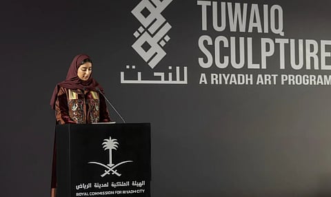 الفن في الشارع: استكشاف منحوتات ملتقى طويق للنحت بالرياض