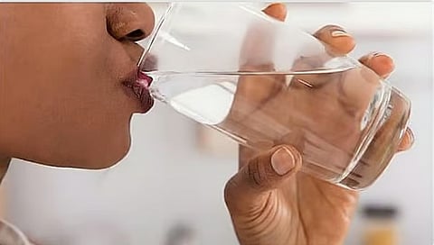 الماء وصحة الجهاز الهضمي: فهم آليات الجسم الطبيعية