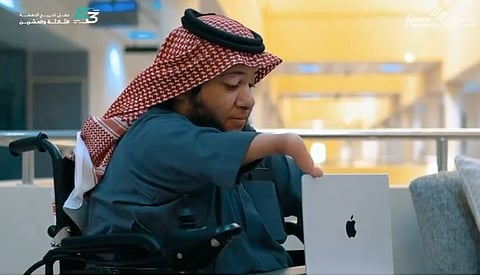 **تحدي الإعاقة والنجاح الجامعي**: رسالة أمل من خريج ملهم