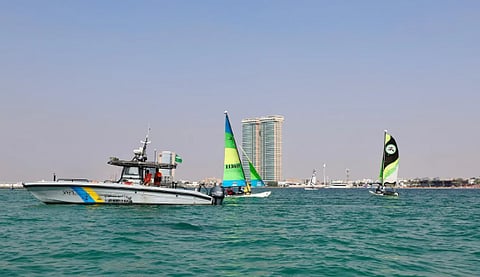 الأمن البحري والتعاون الرياضي: بناء بيئة آمنة للأنشطة البحرية