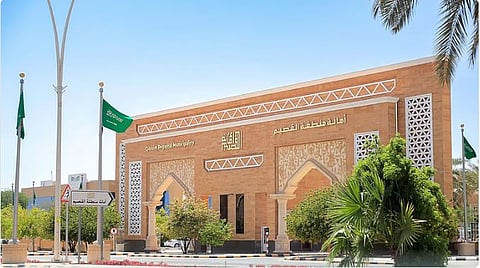 حرصا على سلامة الأرواح والممتلكات.. بدء إزالة المباني والورش الآيلة للسقوط والمهجورة ببريدة