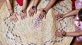 نقش الحناء في جازان.. عادة رمضانية تضفي البهجة على أول تجربة للصيام لدى الفتيات الصغيرات