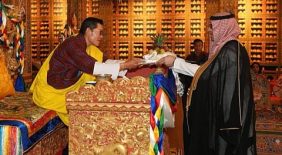 سفير خادم الحرمين غير المقيم لدى بوتان يُقدّم أوراق اعتماده سفيرًا ومفوضًا فوق العادة لملك بوتان