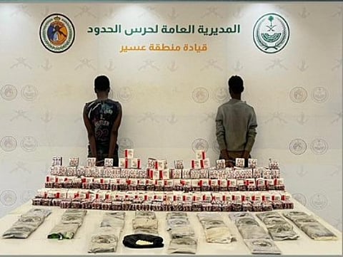 حرس الحدود بعسير يقبض على إثيوبيين لتهريبهما 35 كيلوجراما من الحشيش المخدر