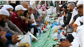 جموع الصائمين يصطفون لتناول موائد الإفطار بالمسجد النبوي في أول أيام شهر رمضان