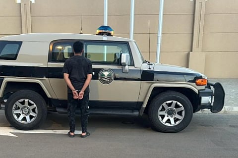 القبض على مقيم يمني لنقله 3 مخالفين لنظام أمن الحدود بجازان