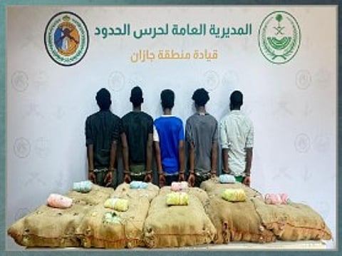 حرس الحدود بجازان يقبض على 5 إثيوبيين لتهريبهم 180 كيلوجراما من القات المخدر