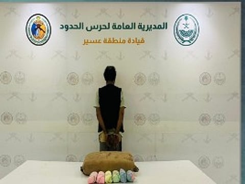 حرس الحدود بعسير يقبض على يمني لتهريبه 20 كيلوجراما من القات المخدر