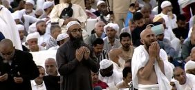 أعين فاضت شوقا للكعبة.. أجواء إيمانية بين المعتمرين بالحرم المكي