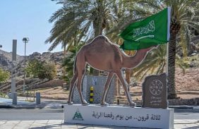 1250 علمًا ومجسمًا تراثيًا تزيّن ميادين وطرق حائل احتفاءً بيوم التأسيس