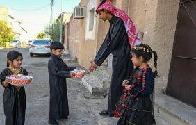 «الطِّعْمة» في رمضان.. عادة حائلية تعكس روح الجيرة والتكافل بين الأهالي والجيران