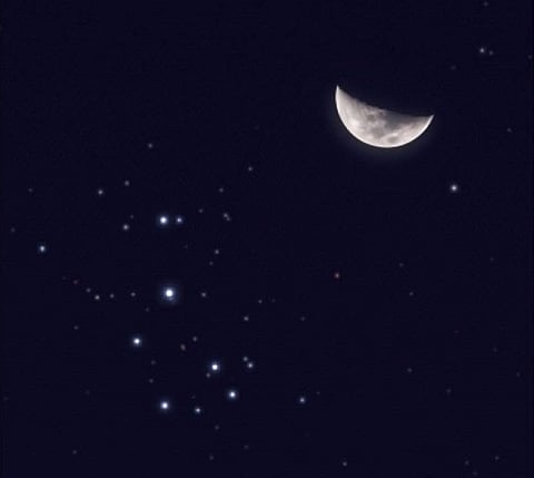 الليلة.. قمر رمضان يقترن بالثريا