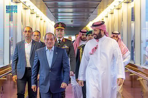 رئيس جمهورية مصر يصل إلى جدة وولي العهد في مقدمة مستقبليه