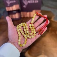 من نواة العجوة وحجارة جبل.. بهية الحازمي حرفية من المدينة المنورة تصنع سبح يدوية من أرض المدينة